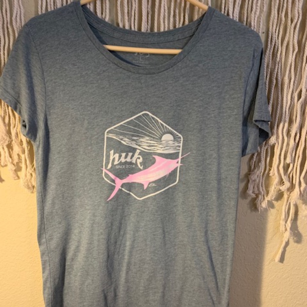 Huk short sleeve t-shirt last sale 🛍🛍